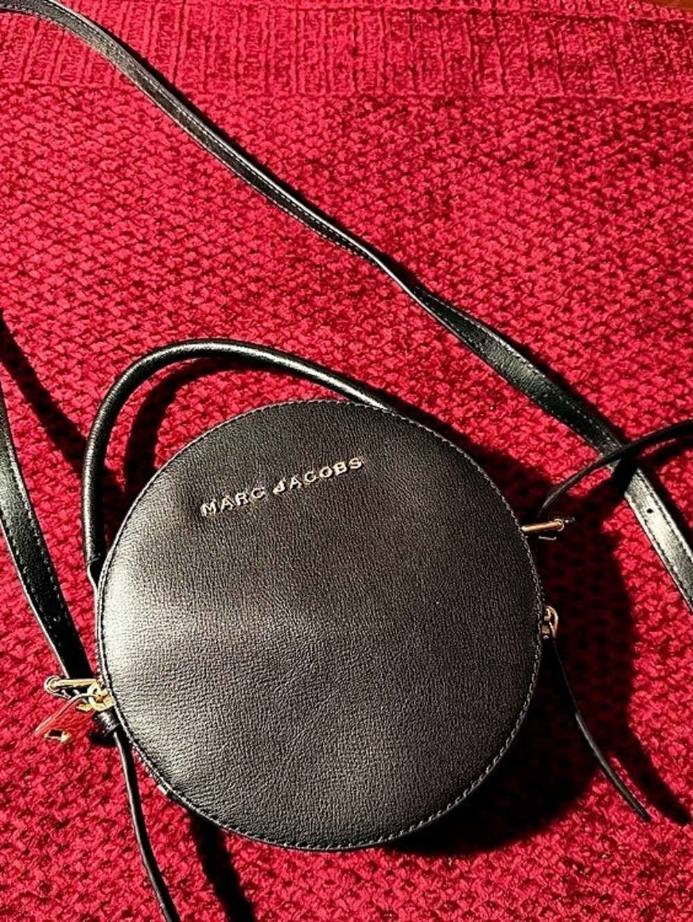 Marc Jacobs Round Crossbody Bag in Black and gold